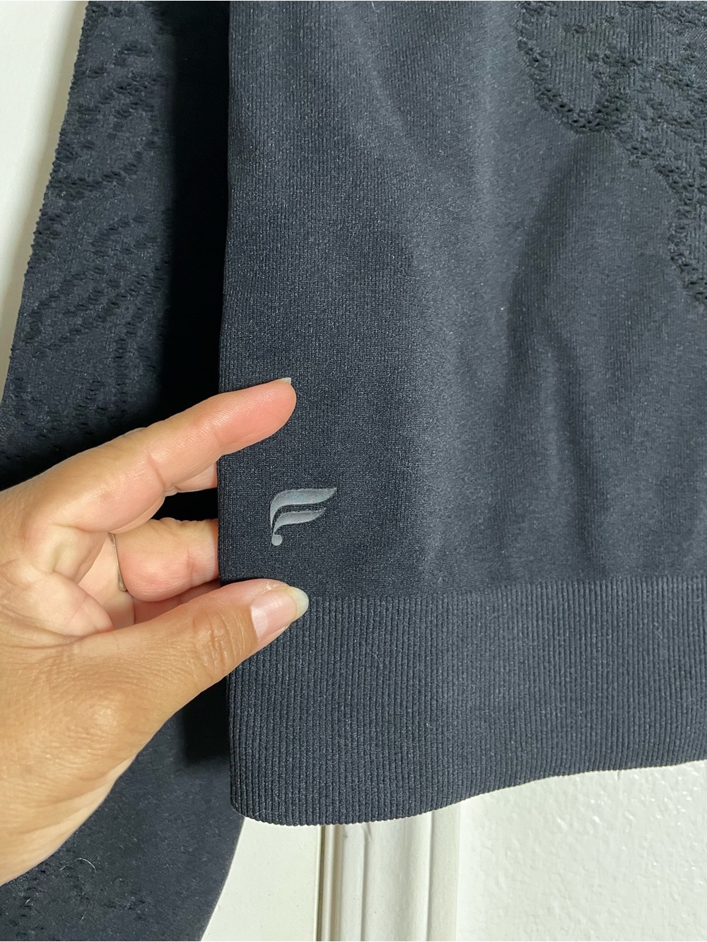 Fabletics Seamless Lace Long Sleeve Crop Top Black - Picture 4 of 4